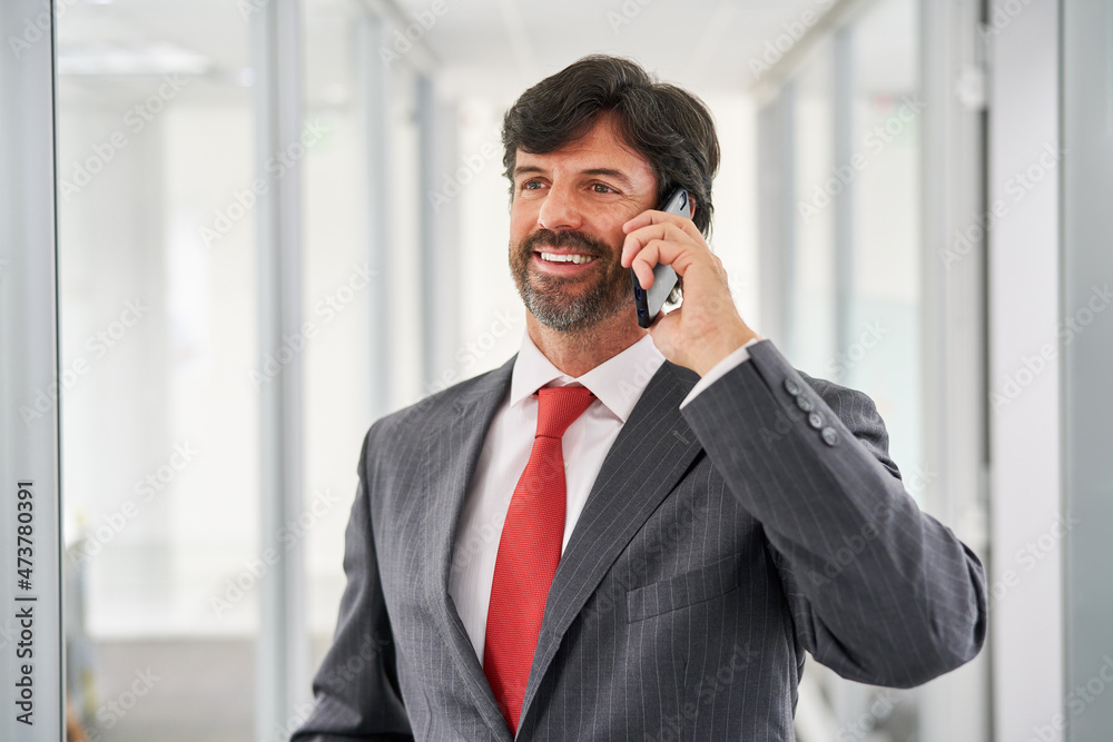 Unternehmer oder Berater telefoniert mit dem Smartphone Unternehmer oder Berater telefoniert mit dem Smartphone