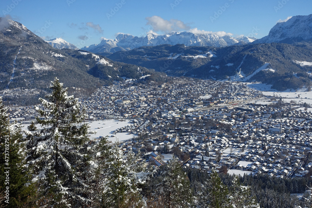 Winterlicher Blick auf Garmisch-Partenkirchen und Karwendelgebirge