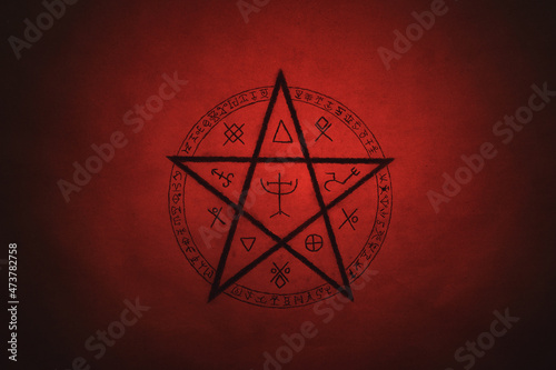 Photo Pentagram symbol painted on paper with black paint