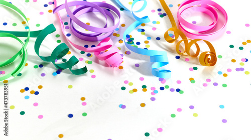 Confetes e serpentinas de carnaval multicoloridas em fundo branco