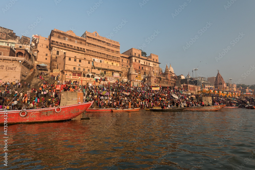 Obraz premium THE MORNING RITUAL AT THE GANGES, VARANASI – INDIA. SUNRISE AT THE HOLY GANGES.