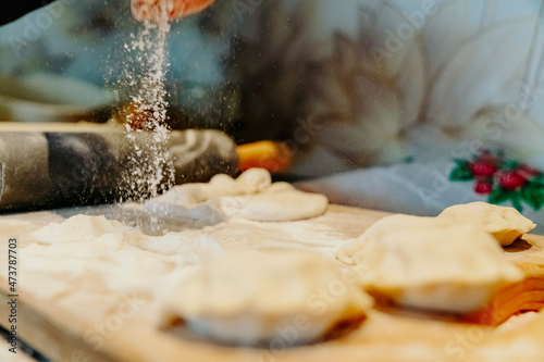gotowe pierogi śmietana koperek jedzenie w trakcie pracy robienia przygotowanie lepienie polskie ręcznie robione