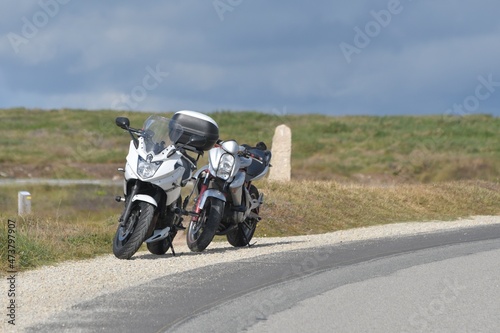 Deux motos sur le bord de la route © aquaphoto