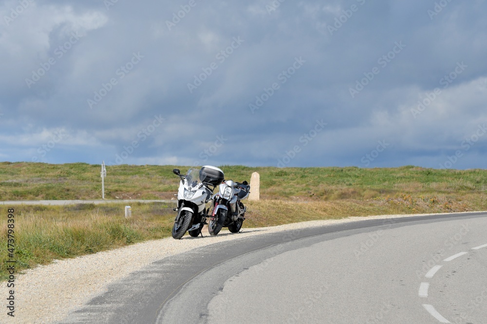Deux motos sur le bord de la route Deux motos sur le bord de la route