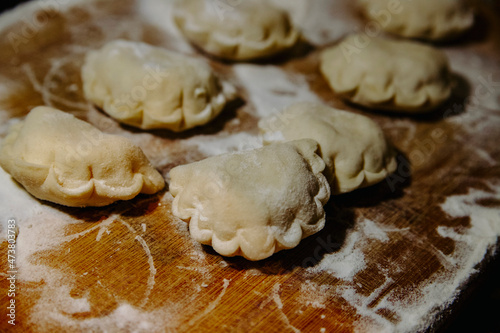 pierogi jedzenie w trakcie pracy robienia przygotowanie lepienie polskie