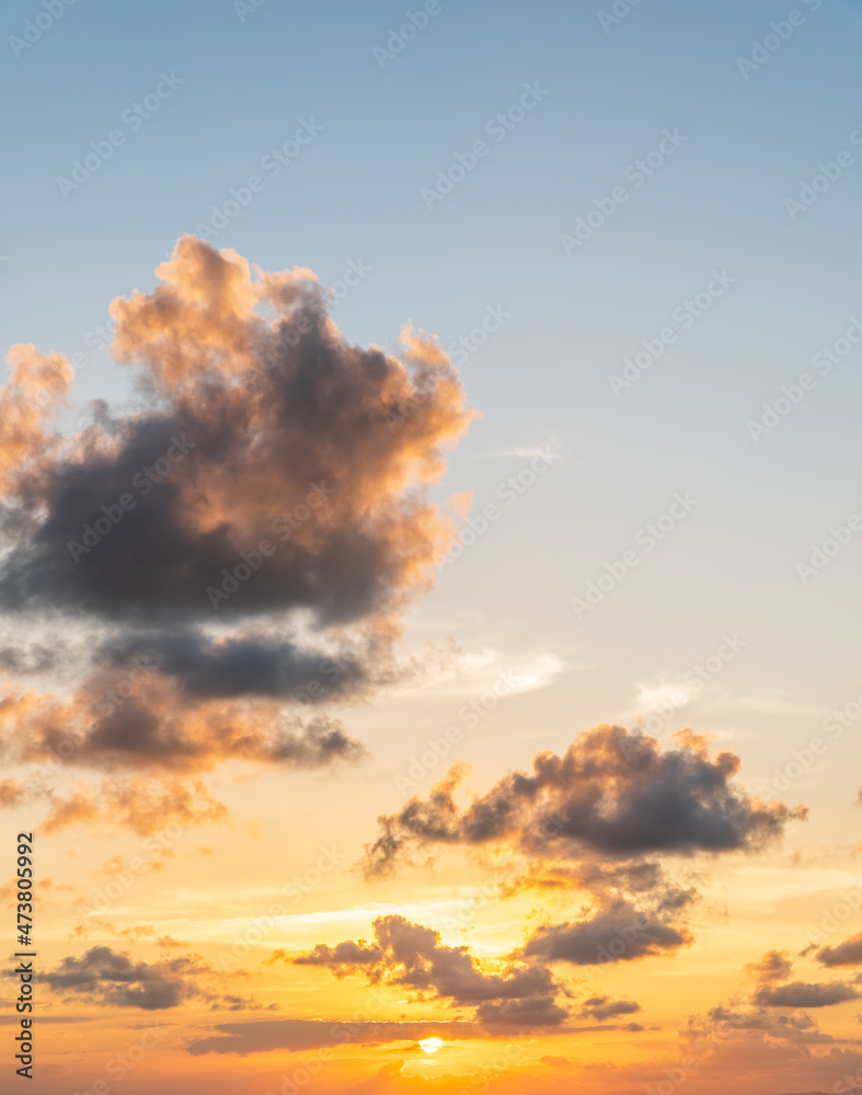 Naklejka premium Sunset sky vertical in the evening with orange sunlight on golden hour