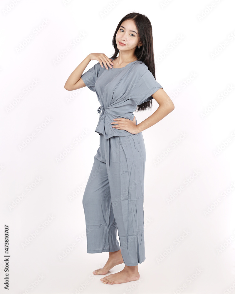 The negligee is designed with several models, ranging from buttons, high slits, to paraffin coated. This negligee is comfortable to wear to sleep and relax at home. Focus Blur The negligee is designed with several models, ranging from buttons, high slits, to paraffin coated. This negligee is comfortable to wear to sleep and relax at home. Focus Blur