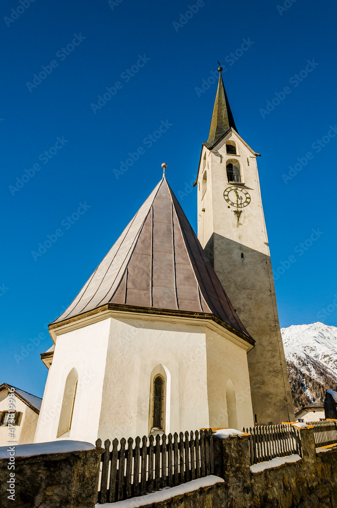 Guarda, Dorfkirche, Bergdorf, Engadin, Unterengadin, Wanderweg, Via Engiadina, Alpen, Graubünden, Winter, Wintersport, Winterwanderweg, Schweiz