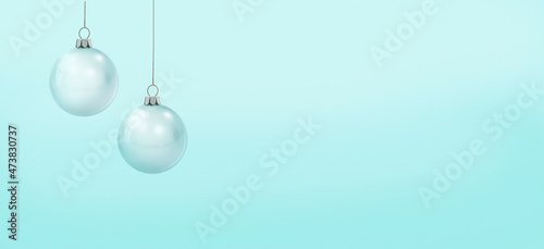 Weiße Weihnachtskugeln vor pastellfarbenem blauem hintergrund