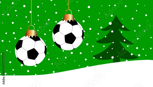 Fußbälle als Weihanchtskugel vor Grünem hinergrund