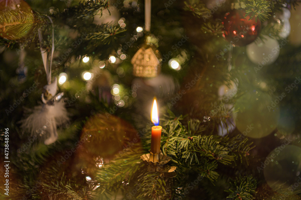 Christbaumschmuck im stimmungsvollen Kerzenlicht. Christbaumkugeln, Glasfiguren, Holzfiguren und Kerzen sorgen für romantische Weihnachsstimmung.