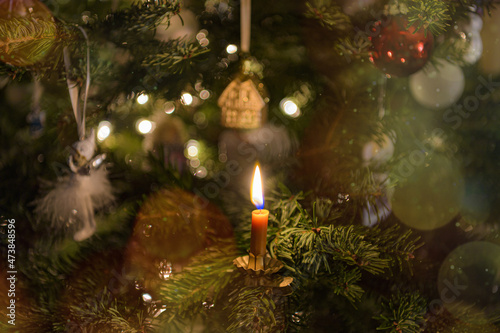 Christbaumschmuck im stimmungsvollen Kerzenlicht. Christbaumkugeln, Glasfiguren, Holzfiguren und Kerzen sorgen für romantische Weihnachsstimmung.