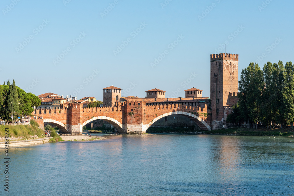 Naklejka premium The iconic medieval Ponte Scaligero in Verona crossing the Adige river
