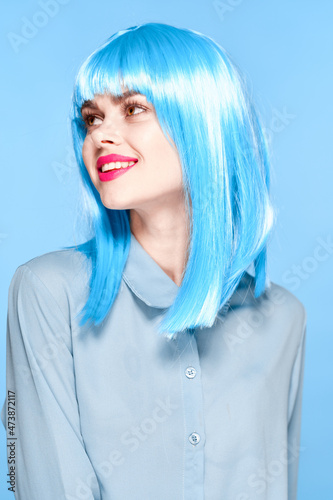 Plakat w ramie woman in port wig bright makeup red lips posing