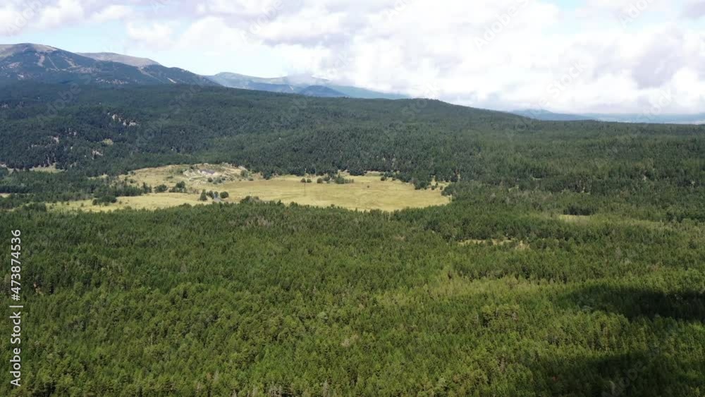 survol du massif des Pyrénées et des forets dans les Pyrénées-Orientales, sud de la France, parc naturel des Bouillouses survol du massif des Pyrénées et des forets dans les Pyrénées-Orientales, sud de la France, parc naturel des Bouillouses