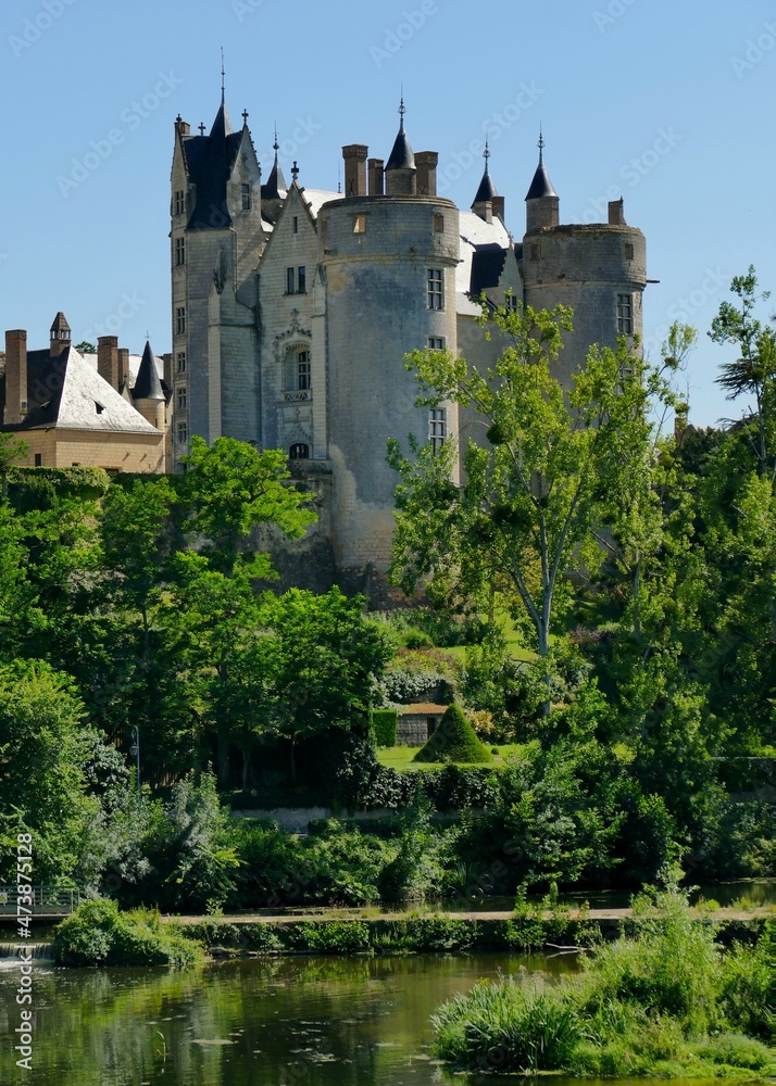 Le château de Montreuil-Bellay au bord de la rivière le Thouet