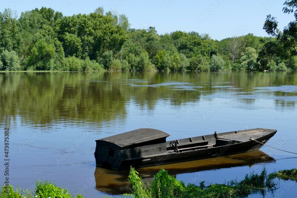 Barques à fond plat amarrées au bord de la Loire Barques à fond plat amarrées au bord de la Loire