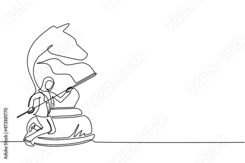Single one line drawing Arab businesswoman running and holding flag beside big horse knight chess. Business achievement goal, metaphor concept. Continuous line draw design graphic vector illustration © Simple Line