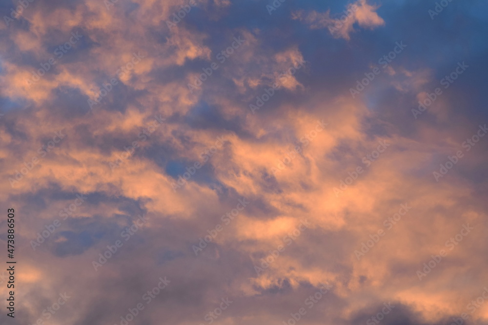 Abendrot, Rotfärbung der Wolken am Abend bei Sonnenuntergang, Hintergrund und Textur