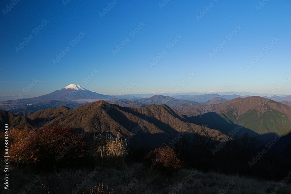 冬の丹沢　神奈川最高峰蛭ヶ岳山頂からの絶景　朝陽に映える富士山と南アルプス遠景