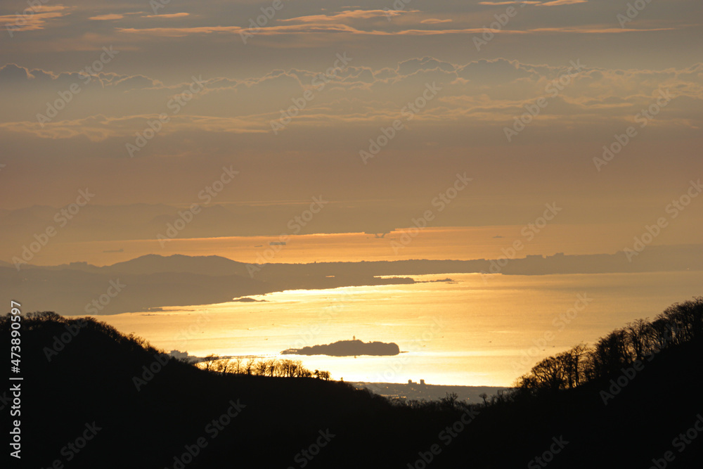 丹沢の冬　神奈川最高峰蛭ヶ岳山頂からの絶景　丹沢山越しの朝陽に輝く江ノ島、相模湾、三浦半島