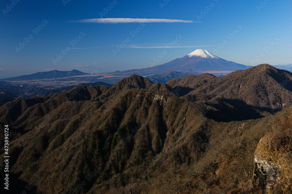 冬の丹沢　丹沢山山頂からの絶景　朝の澄んだ空気の中の富士山