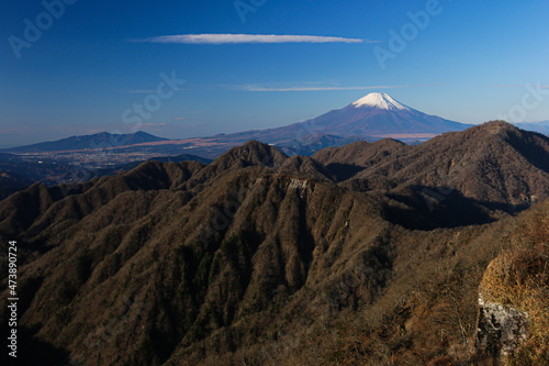 冬の丹沢 丹沢山山頂からの絶景 朝の澄んだ空気の中の富士山