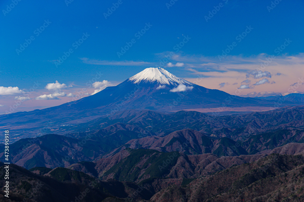 冬の丹沢　塔ノ岳山頂からの絶景　朝の澄んだ空気の中の富士山