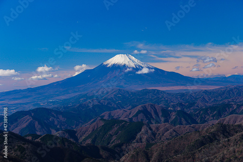 冬の丹沢 塔ノ岳山頂からの絶景 朝の澄んだ空気の中の富士山