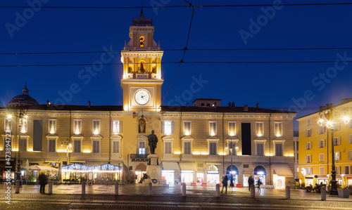Fotografia Picture of Parma city hall illuminated at evening, Garibaldi square, Italy