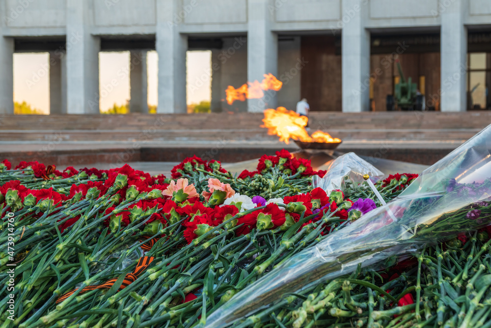 Eternal Flame - symbol of victory in the Second World War on Poklonnaya Hill in Moscow Eternal Flame - symbol of victory in the Second World War on Poklonnaya Hill in Moscow