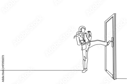Single continuous line drawing businesswoman prying doorknob with screwdriver. Woman repair broken handle door knob with handywoman tool in tool box. Business concept. One line draw design vector