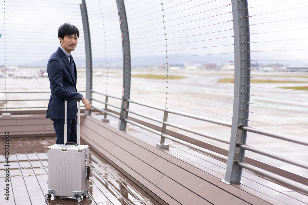 人物 スーツ 空港 男性 人物 スーツ 空港 男性