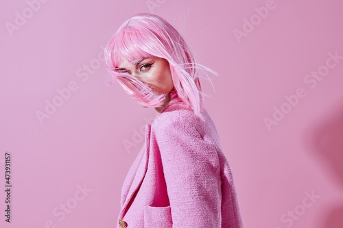 Foto glamorous woman with pink wig posing luxury