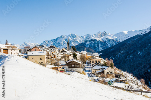 Guarda, Dorf, Bergdorf, Kirche, Dorfkirche, Engadin, Unterengadin, Wanderweg, Via Engiadina, Alpen, Schweizer Berge, Graubünden, Winter, Wintersport, Winterwanderweg, Schweiz photo