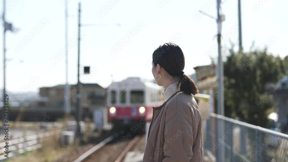田舎の町を散策する女性