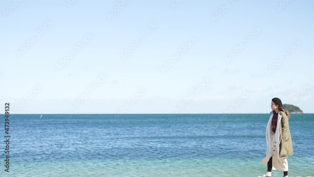 海辺を散策する女性 海辺を散策する女性