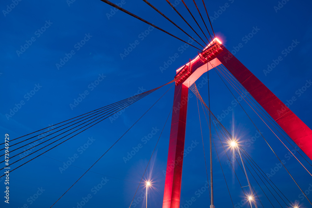 Obraz premium red illuminated Willems Bridge in Rotterdam