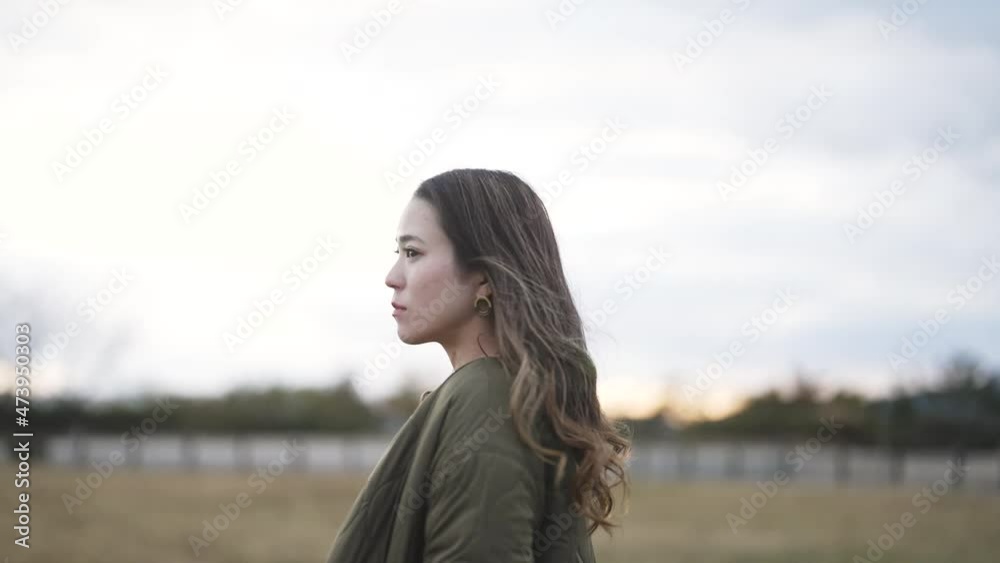 海辺を散策する女性 海辺を散策する女性