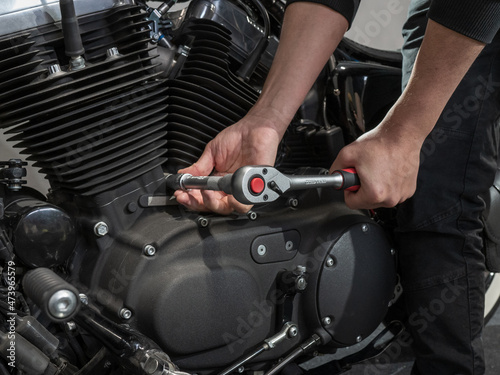 Mechaniker bereitet das Werkzeug vor