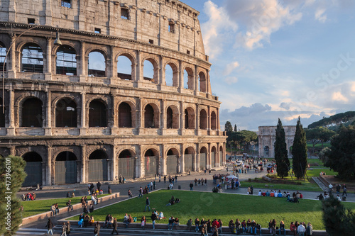 Fotografia Roma. Veduta in dettaglio del Colosseo verso l'Arco di Costantino