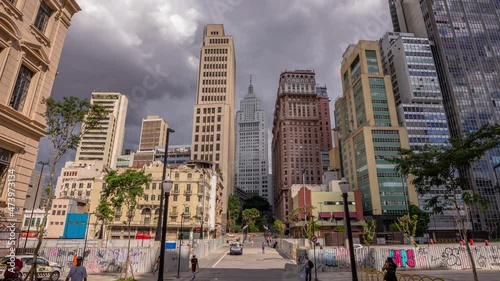 Hyperlapse do edifício Altino Arantes na avenida São João, no centro de São Paulo. Passando pelo novo Vale do Anhangabaú. timelapse zoom