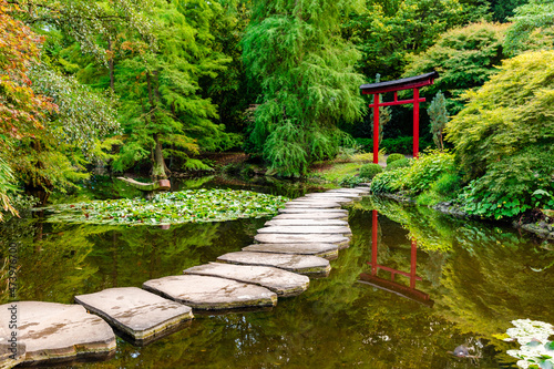 Fotografija japanese garden bridge