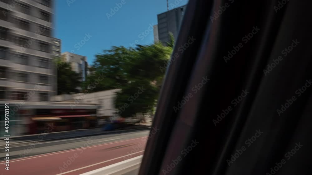 motion timelapse de dentro do carro na avenida Paulista em São Paulo. Região do Centro. pessoa dirigindo no trânsito. dentro pra fora