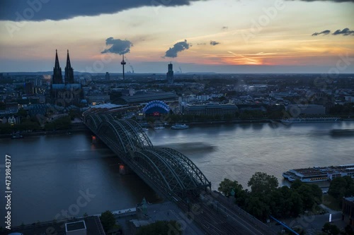 (TIMELAPSE) Zeitraffer Kölner Dome im Sonnenuntergang mit interessanten Lichtspielen.  photo