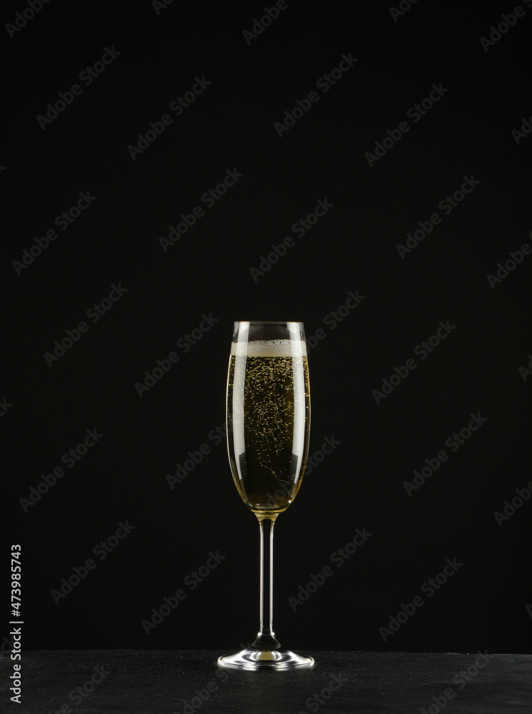 Copa de champagne en fondo negro Stock Photo