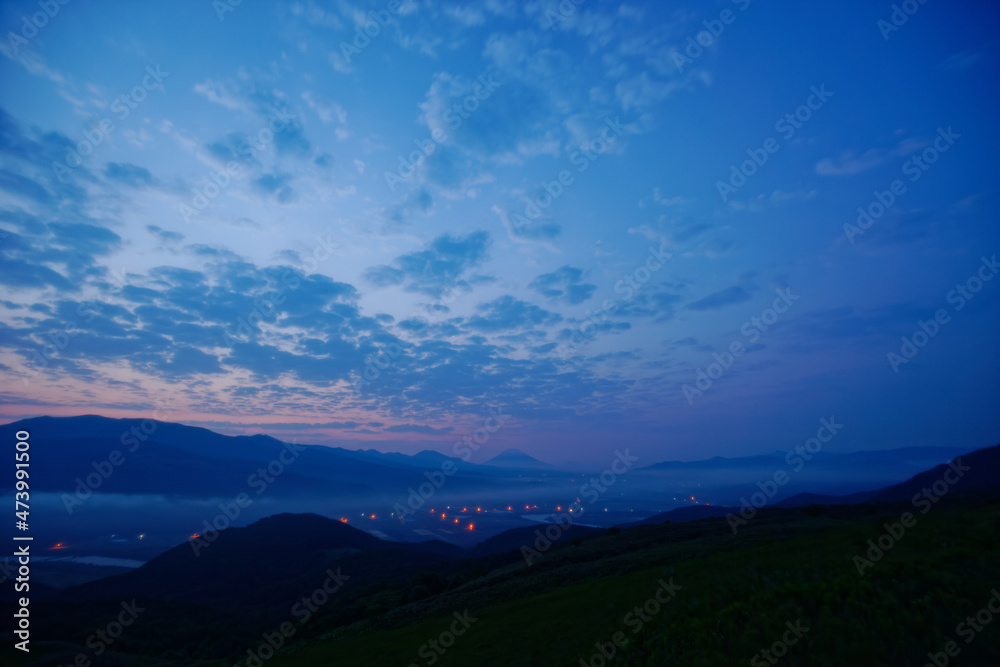 寿都町の磯谷牧場跡地から眺める日の出前の蘭越町と羊蹄山