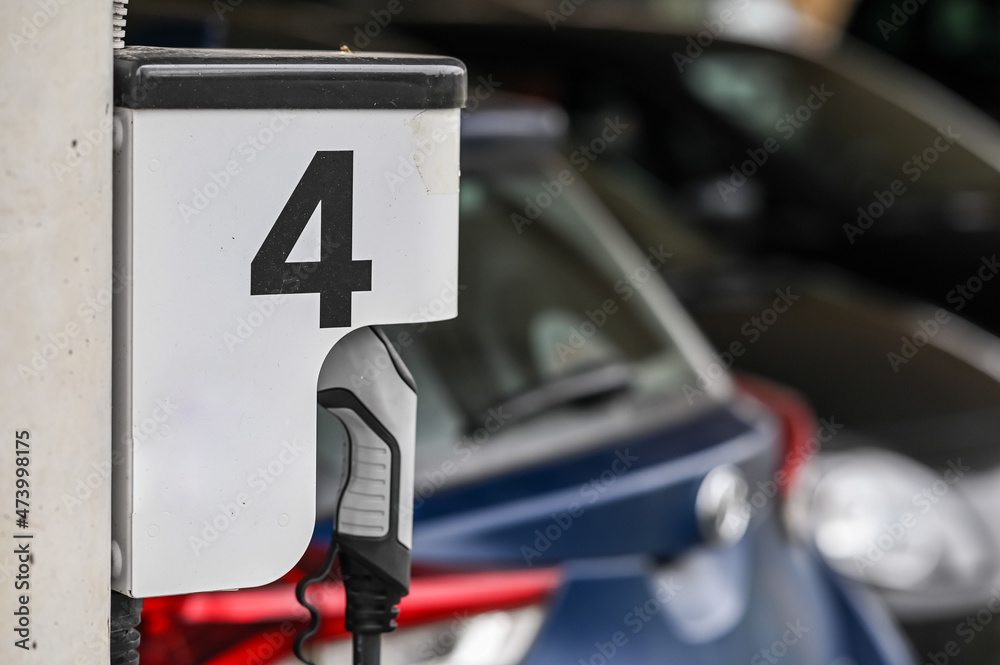 Obraz premium auto voiture electrique elecricité borne rechargement chargement environnement energie