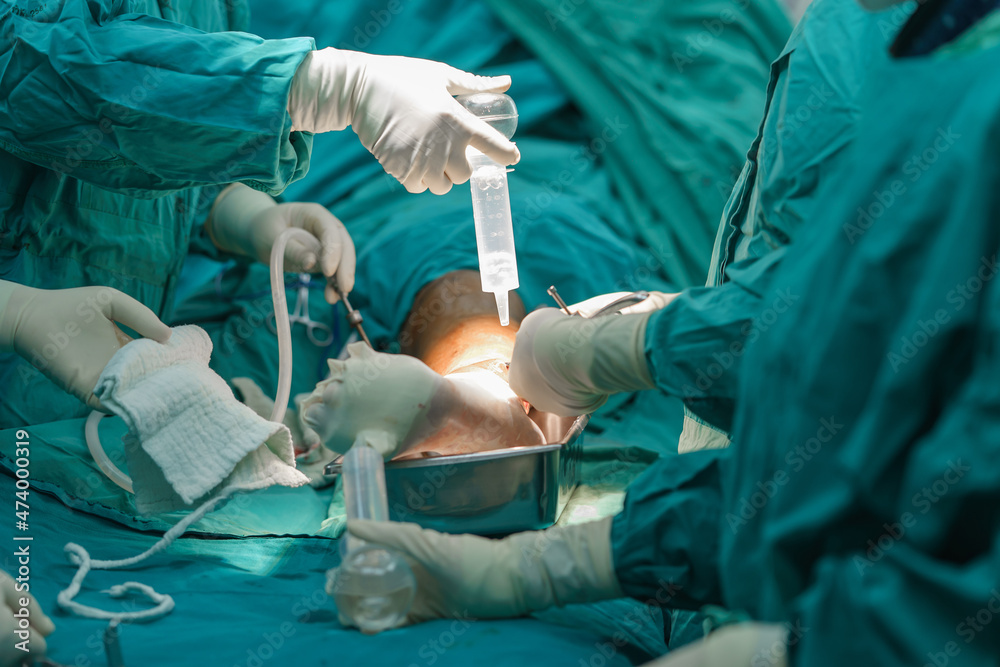 Assistant cleaning wound with saline solution for prepair performing on