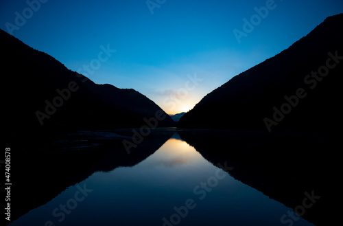 夜明け前の峡谷の湖（岐阜県）